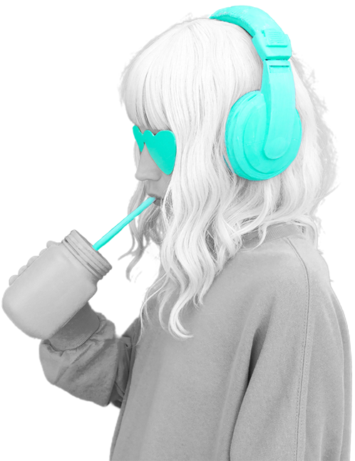 Portrait artistique d'une femme DJ avec un cocktail et un casque audio sur fond désaturé en turquoise vif